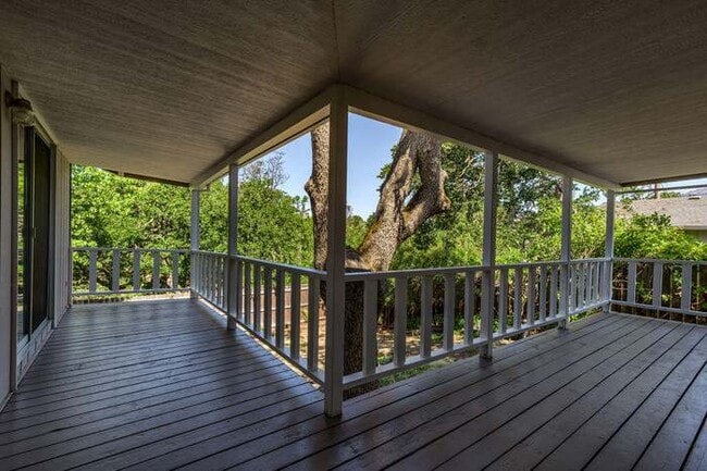 Building Photo - 735 Oak Knoll Dr