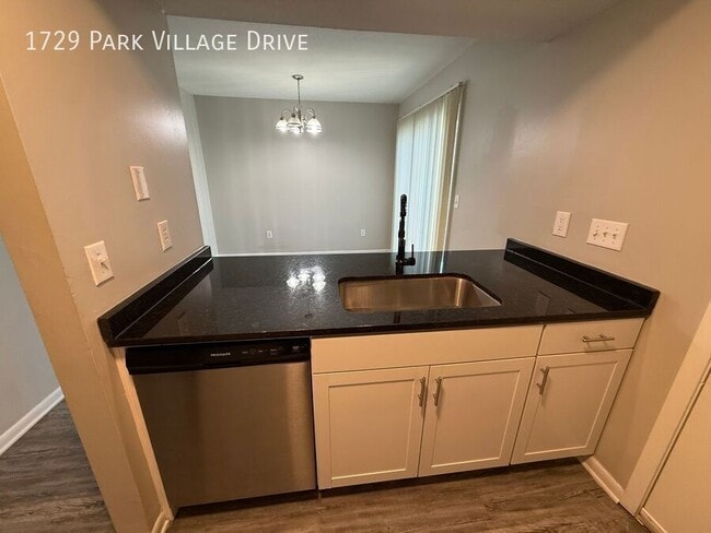 Building Photo - 1729 Park Village Dr