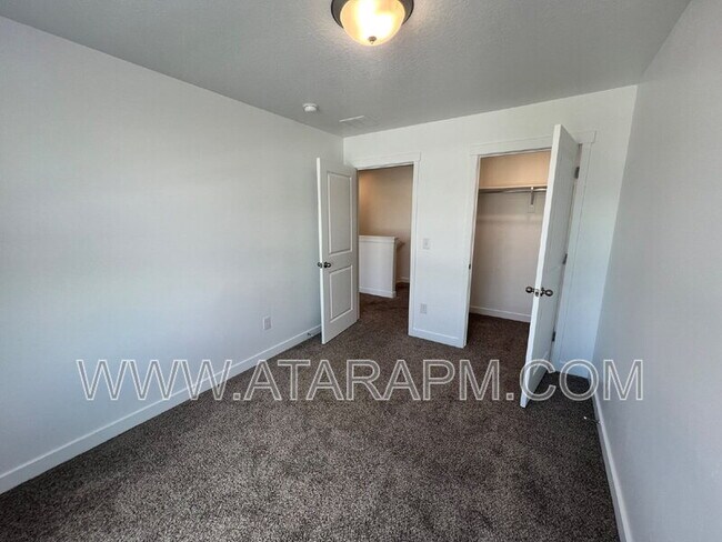 Building Photo - 346 Grassland Dr