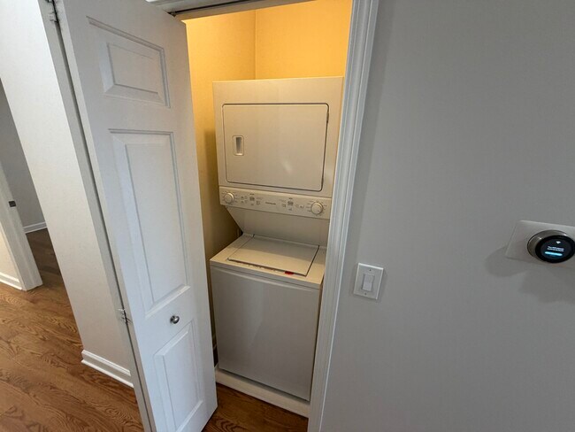 Building Photo - 1347 N Sedgwick St