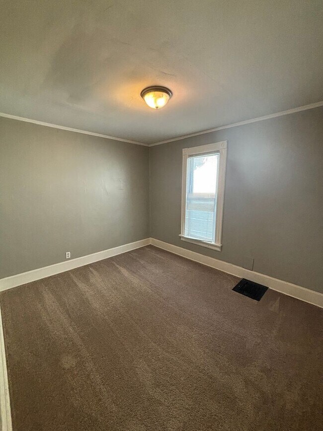 Building Photo - 916 E Lyon St