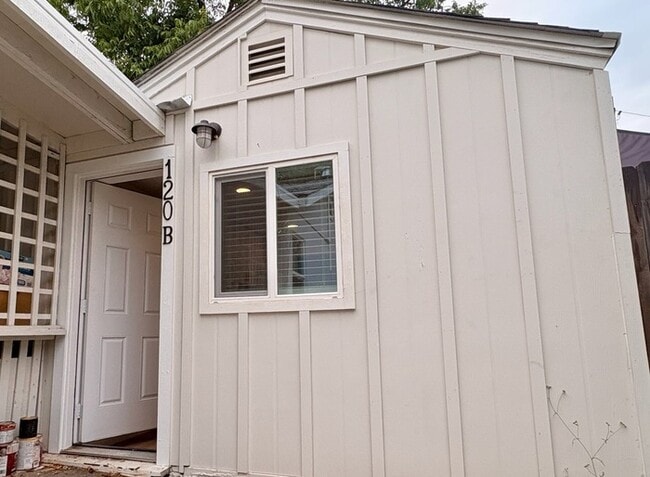 Building Photo - Beautiful new studio in Roseville!