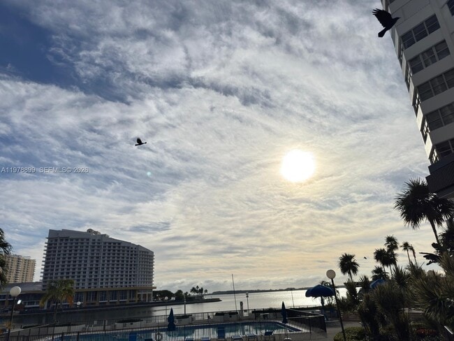 Building Photo - 999 Brickell Bay Dr