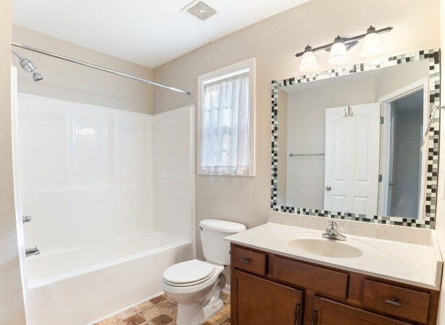 Building Photo - 3 Bedroom 2.5 Bath home in well established neighborhood!