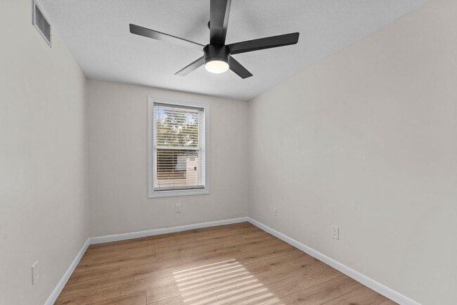 Building Photo - 3505 Iris St N