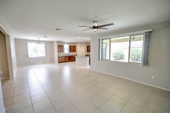 Building Photo - 4 Bedroom with new carpet and new interior paint in Saguaro Trails!
