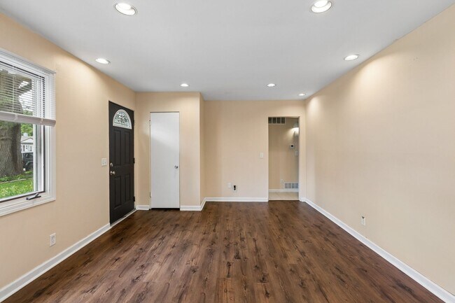 Building Photo - Charming 3-Bedroom Home in a Prime Aksarben Location!