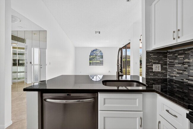 Building Photo - 5475 Verona Dr