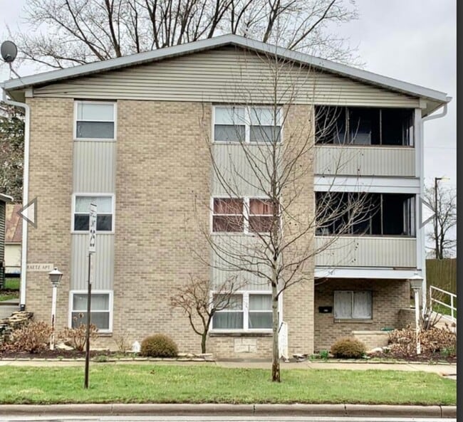 Building Photo - One bedroom upstairs apartment for rent