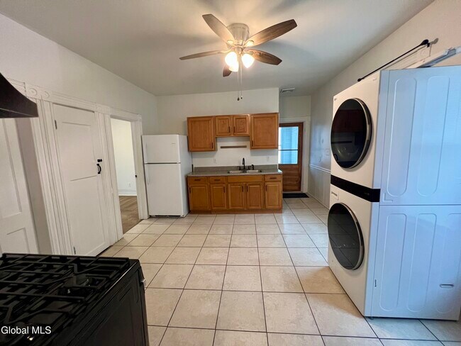 Building Photo - 39 1/2 Milton Ave