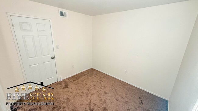 Building Photo - House for Rent in SouthWest Bakersfield