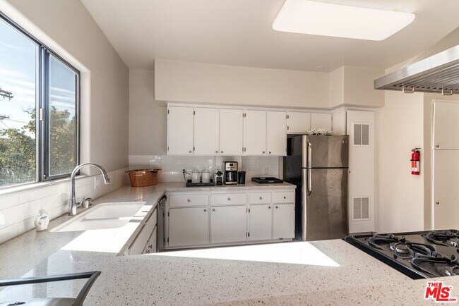 Building Photo - 751 Croft Ave