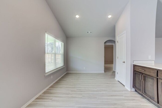 Building Photo - MOVE-IN SPECIAL!! | $500 Credit When You A...