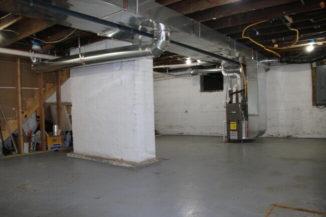 Building Photo - 723 Siebert St