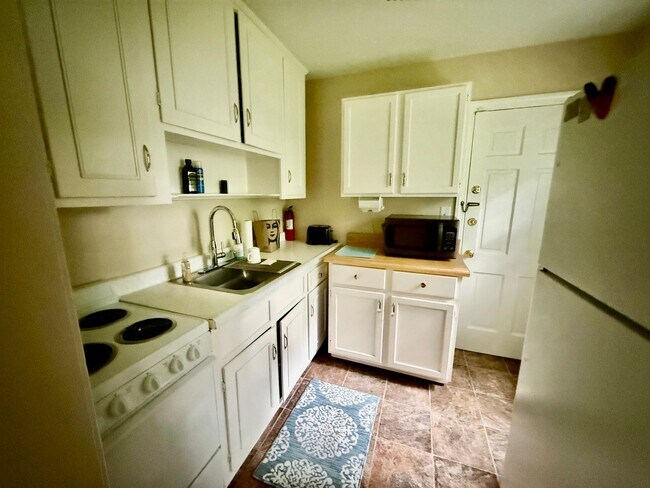 Building Photo - Two bedroom, 1 bath condo in Burlington (B...