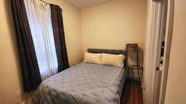 Building Photo - Brand new rehab 2 bedroom in the heart of Ukrainian Village with balcony facing south