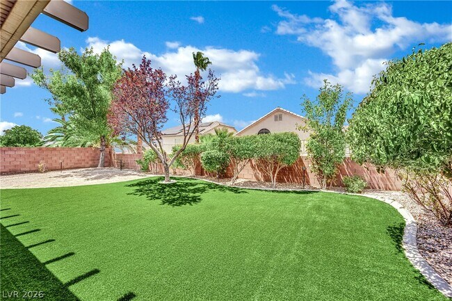 Building Photo - 2560 Sundew Ave