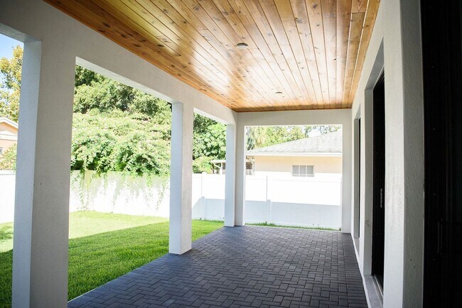 Building Photo - Beautiful South Tampa 4BR/3BA Home with 2 ...