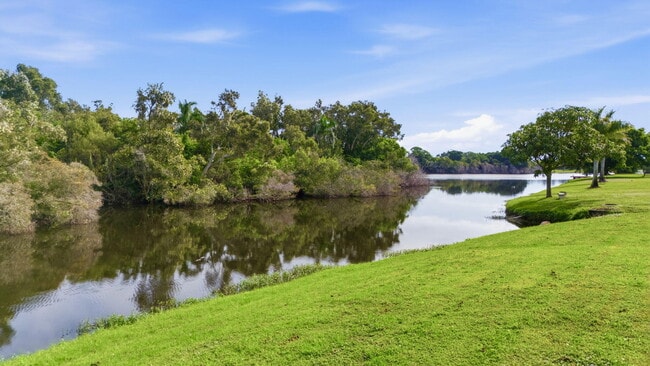 Building Photo - 1465 SE Westmoreland Blvd