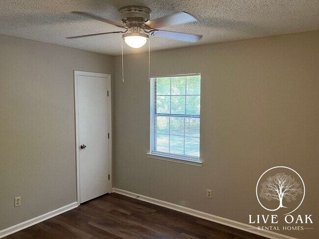 Building Photo - MOVE-IN SPECIAL: $500 OFF 1st MONTH'S RENT!**