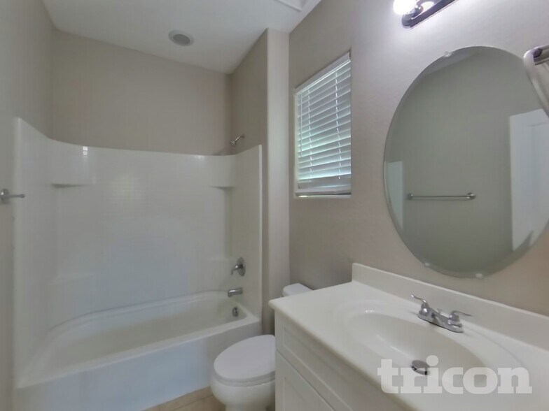 Building Photo - 819 W Dana Dr