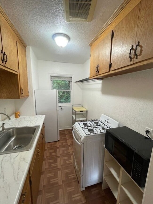 Building Photo - 13129-13129 Hazel Ave