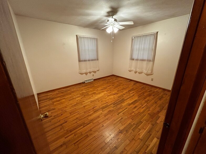 Back master bedroom - 537 E Glenwood St