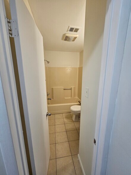 Building Photo - 806 W Oak Ln