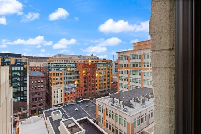 Building Photo - Fully Furnished Designer Loft with Parking & Monument Views!