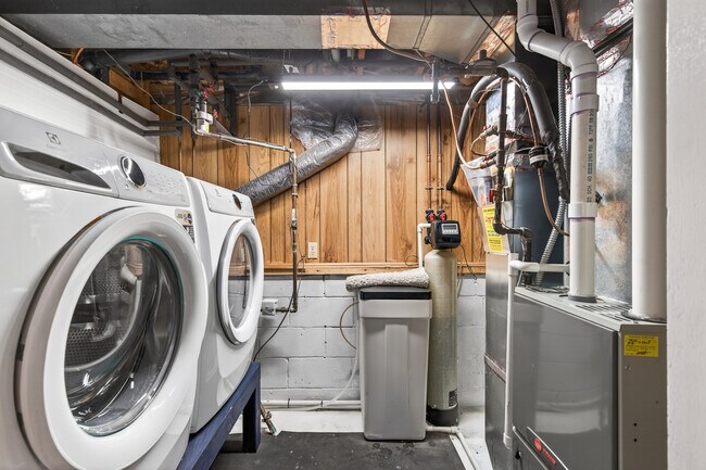 Building Photo - 15350 Drexel Way