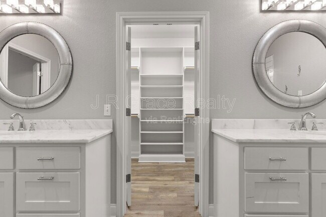 Building Photo - 19 N Shore Cir