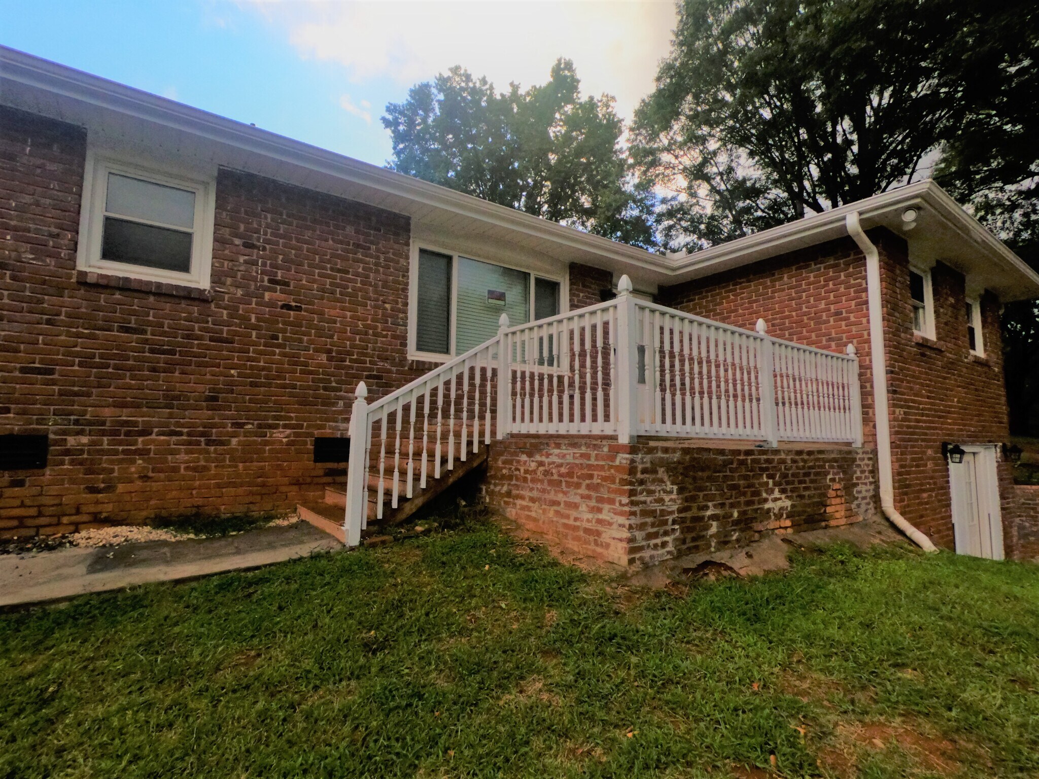 Building Photo - 2409 Boiling Springs Rd