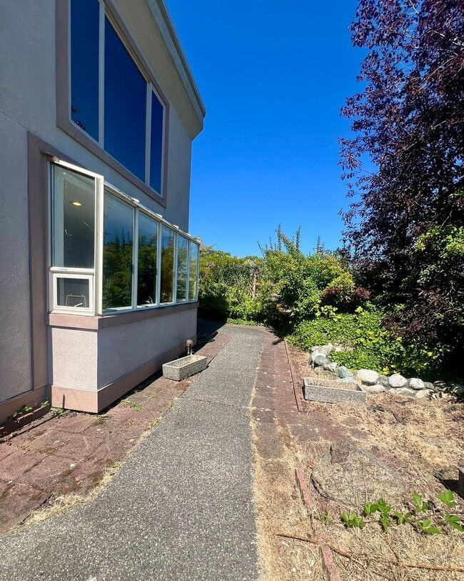 Building Photo - 5 Bedroom in Gated Birch Bay Community!