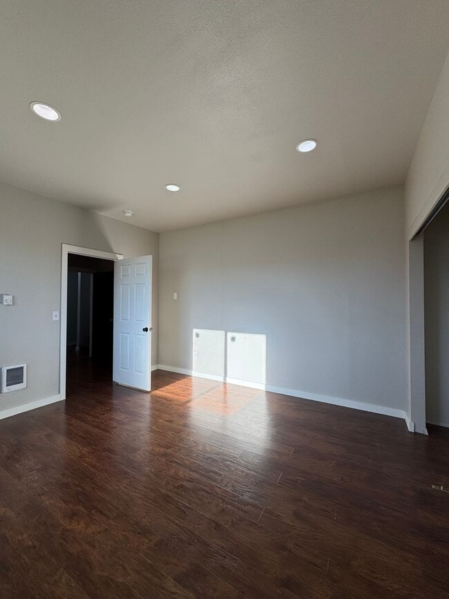 Building Photo - Newly Renovated & Ready to Impress!