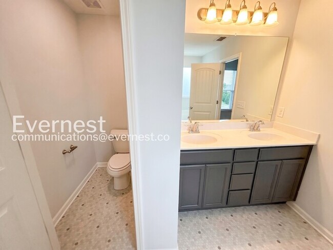 Building Photo - 3 Bed/3 Bath Townhome with Garage / Available Now!