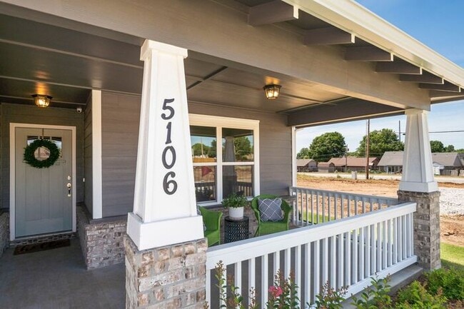 Building Photo - Craftsman-Style Home | 4 Bed, 2.5 Bath | 2...