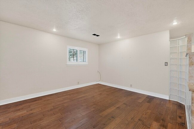 Building Photo - 6500 Martin Ct NE