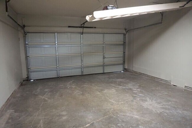Building Photo - 3 Bed 1.5 Bath 2 Car Garage -Casady Hills ...