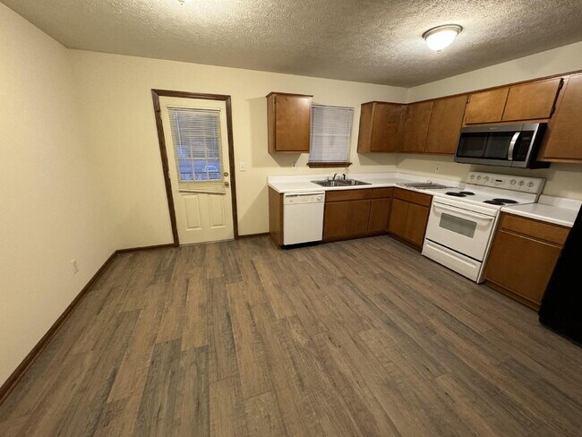 Building Photo - Spacious 2-Story Townhome-Style Apt on S. Montgomery | 2 Bed 2.5 Bath Near MSU