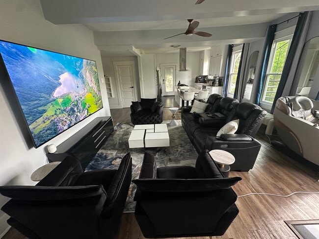 Building Photo - 3210 Hampton Rd