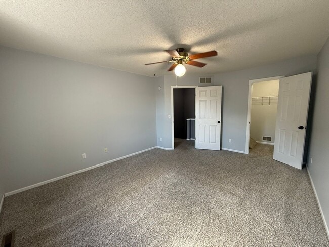 Building Photo - Updated 2 Bed, 2.5 Bath Apple Valley Townh...