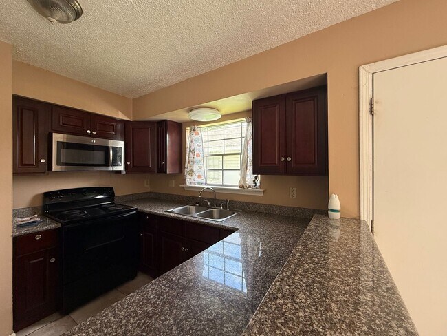 Building Photo - Parkway North Condo