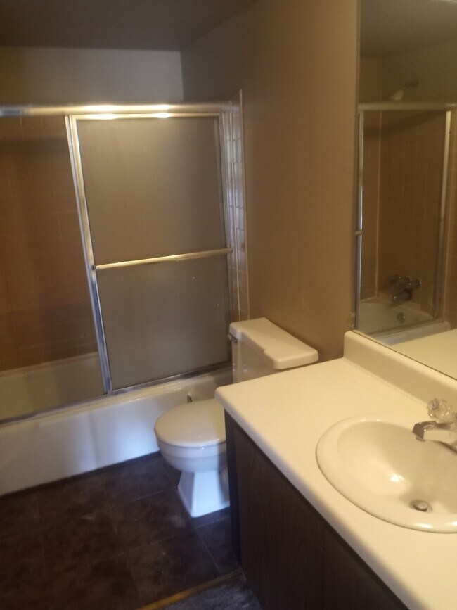 Building Photo - 4851 Moreland Dr W