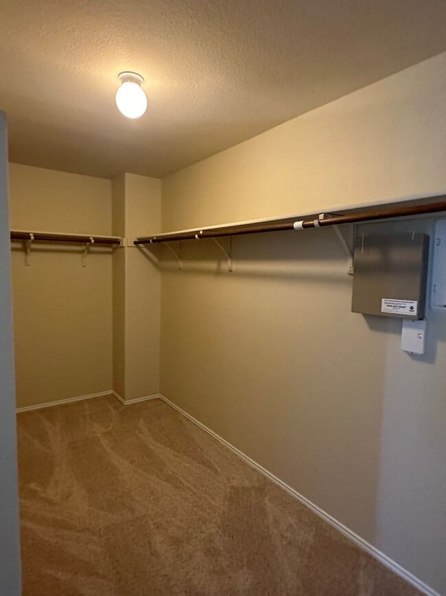 Building Photo - Modern 3/BR 2.5/BA Home with Stylish Kitch...
