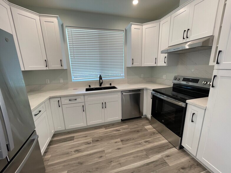 Building Photo - 7431 Warren Cir