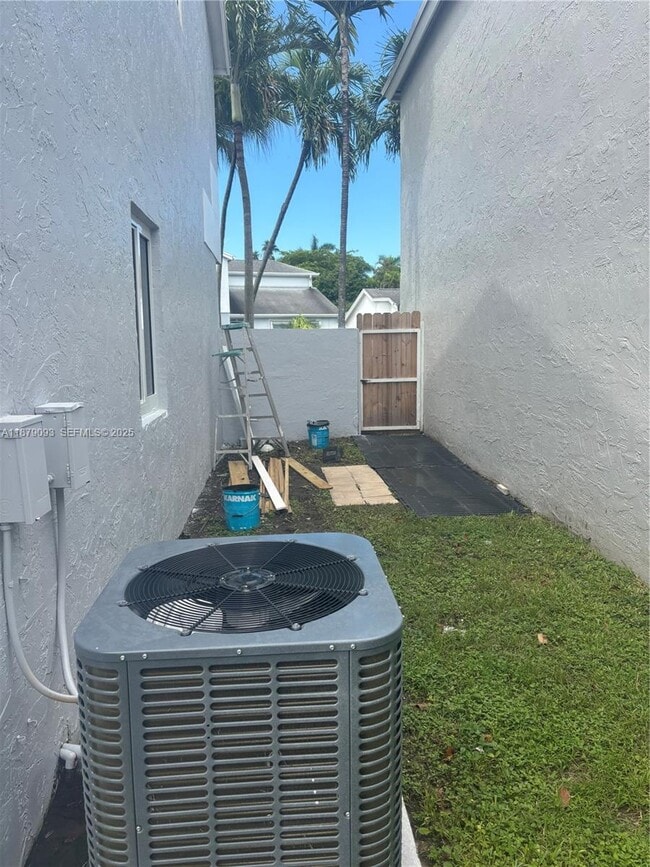 Building Photo - 9435 SW 144th Ct