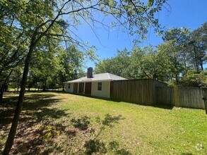 Building Photo - Freshly paint! No Carpet! Barn/Garage! Fir...