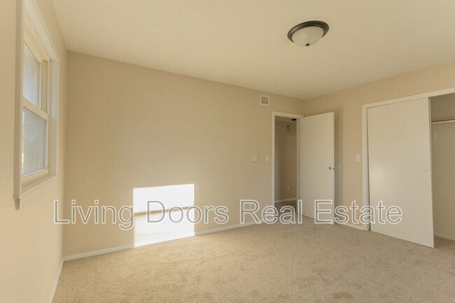 Building Photo - 402 W Eldora Ave