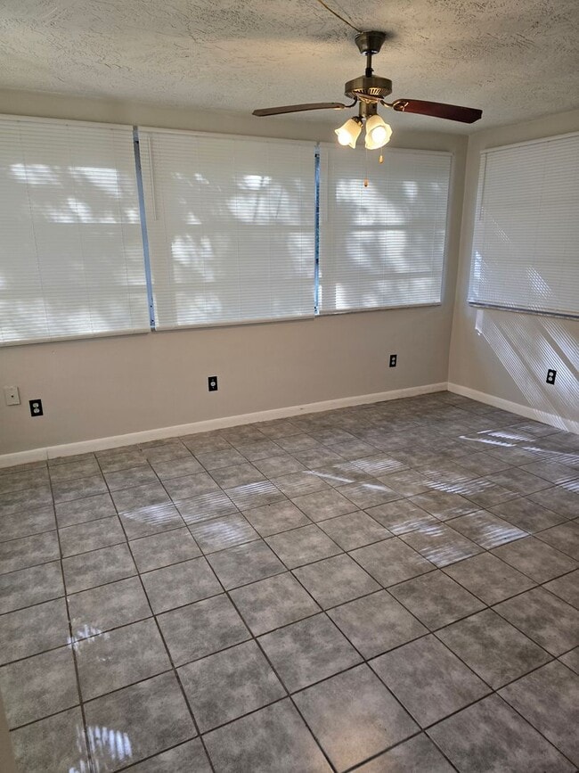 Building Photo - Adorable 2/1.5 in Beverly Hills!!!
