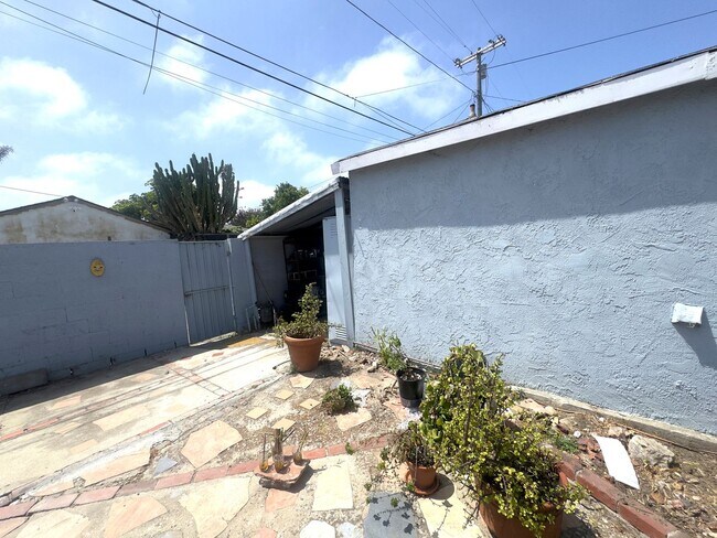 Building Photo - 878 Warren Ave